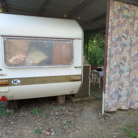 بيت خشبي с терасата *